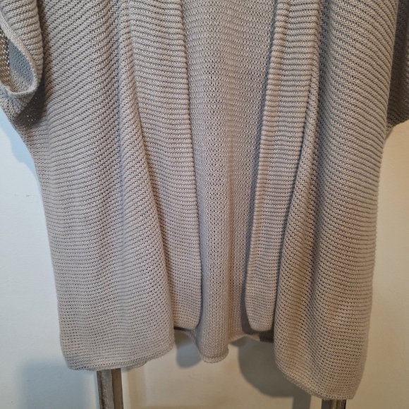 ⭐️40% Off⭐️ Old Navy Cozy Beige Open-Front Short Sleeve Sweater - Picture 3 of 10